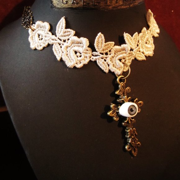 HANDMADE - Choker necklace in bronze lace and chain adorned with a bronze cross. - Picture 9 of 9